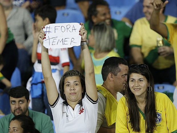 Protesto durante jogo da Olímpiada no Engenhão, no Rio. Foto: Leo Correa/AP